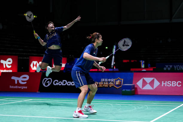 双打爱好者首选:耐撞抗打的羽毛球拍品牌推荐