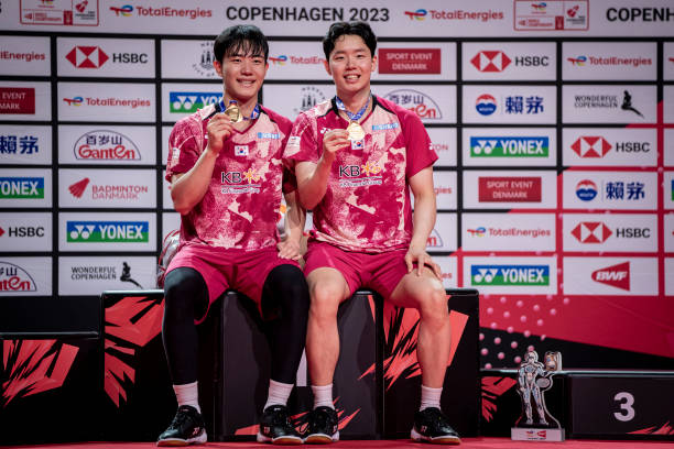 发球违例图解:羽毛球比赛中常见的错误示范