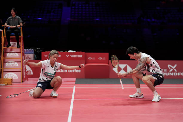 羽毛球正手发球教学:从握拍到发力的关键要点