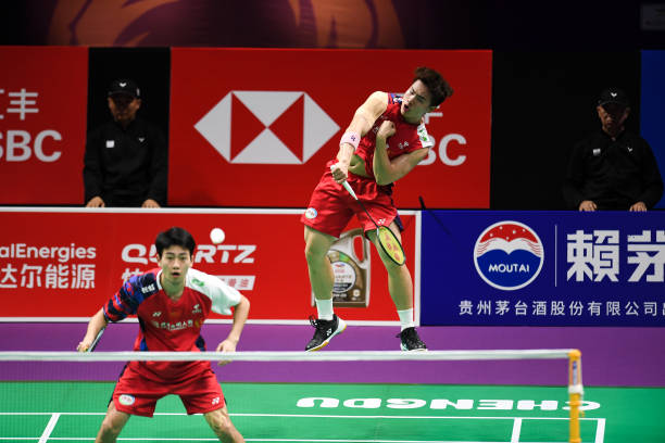 羽毛球比赛场地要求:长4米,宽1米是否准确?