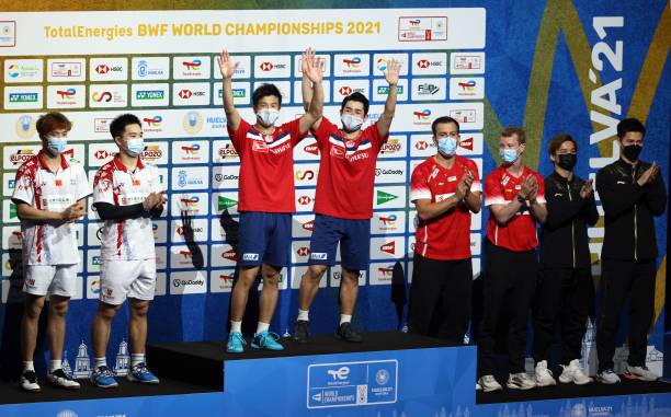 挥拍瞬间:室内羽毛球馆运动风采记录