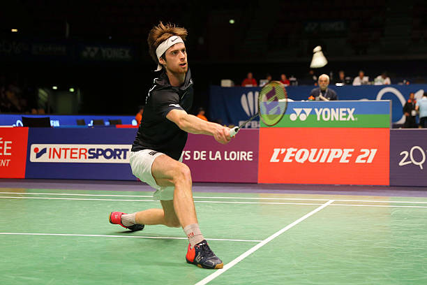 羽毛球基本功训练:小学生正手与反手击球技巧