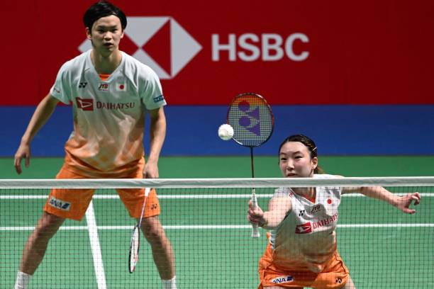 业余VS职业:对比安赛龙的反手高远球,差距在哪里?