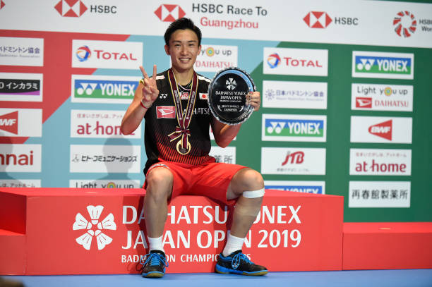 羽毛球单打比赛规则:裁判如何判定得分与违例?