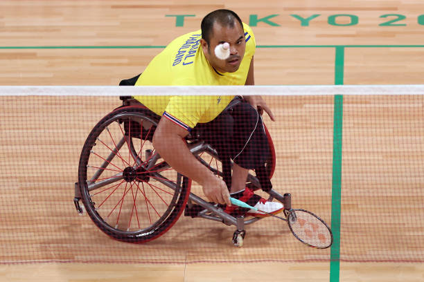 羽毛球扣杀球技巧图解:如何提升力量和精准度