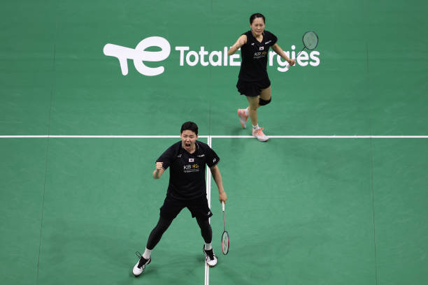 羽毛球发球规则:合法发球动作与违例行为解析