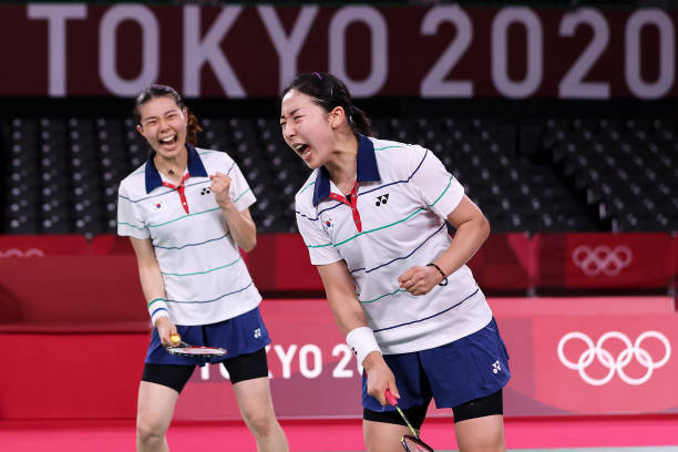 裁判视角:羽毛球单打比赛中边线争议如何判罚?