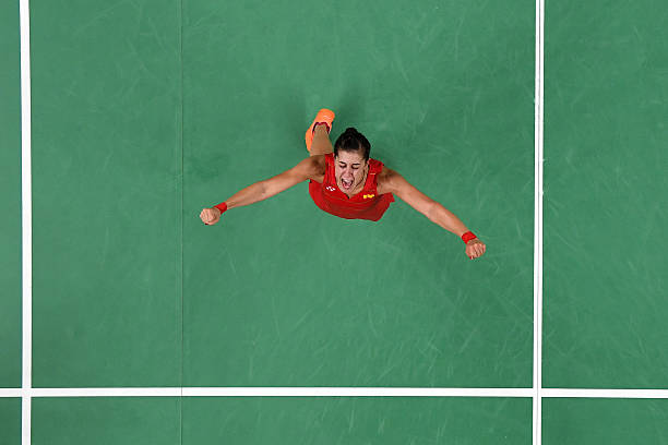 羽毛球拍材质解析:碳纤维 vs 铝合金,哪个品牌更优?