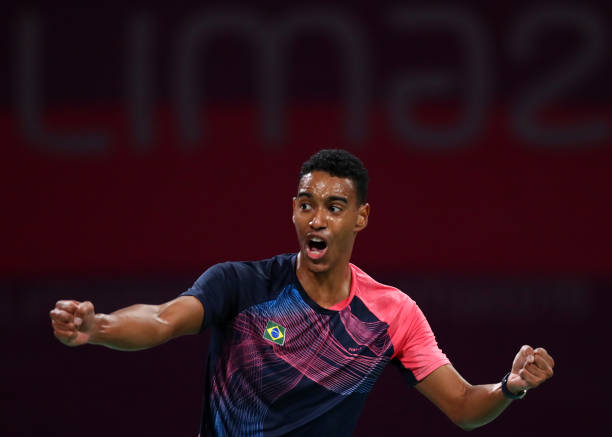 羽毛球扣杀心理战:如何用气势压制对手赢得关键分