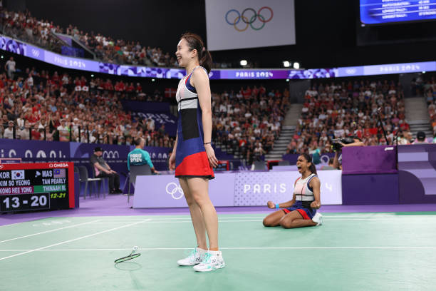 发球必知:羽毛球单打时该站在左边还是右边?