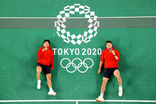 羽毛球实战技巧:高远球、杀球、吊球等基础打法教学