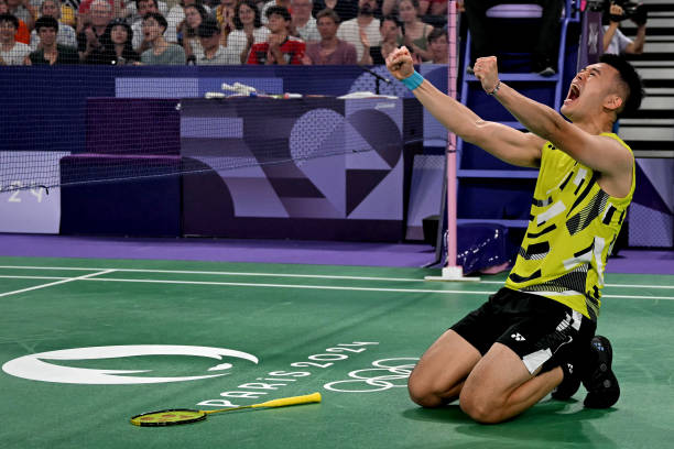 羽毛球场地简图:网高与发球区规范