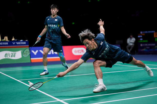 羽毛球基础动作详解 | 发球、挥拍、步伐全教学