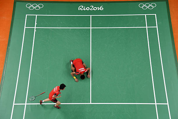 如何根据年龄和力量调整小学生羽毛球拍磅数?