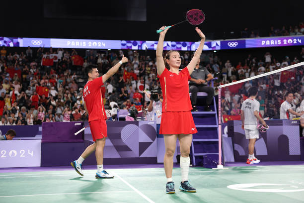 羽毛球单打比赛中的违例行为:哪些动作会导致失分?