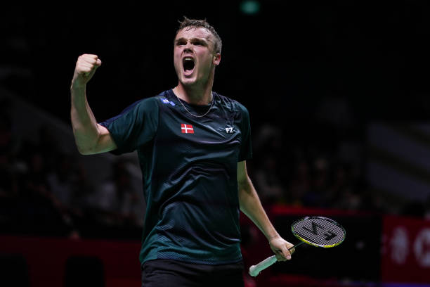 羽毛球拍品牌技术解析:碳纤维、纳米科技哪家强?