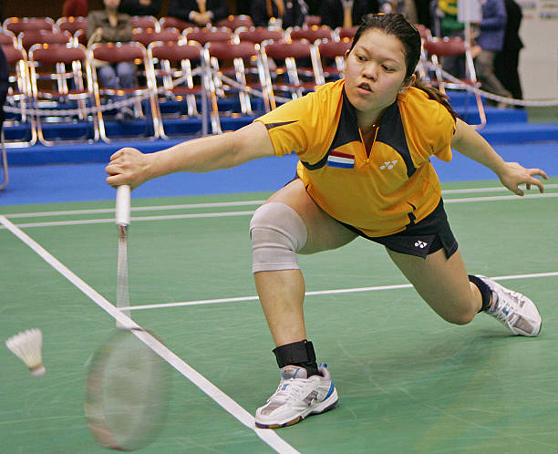 羽毛球场的净空高度要求是多少?