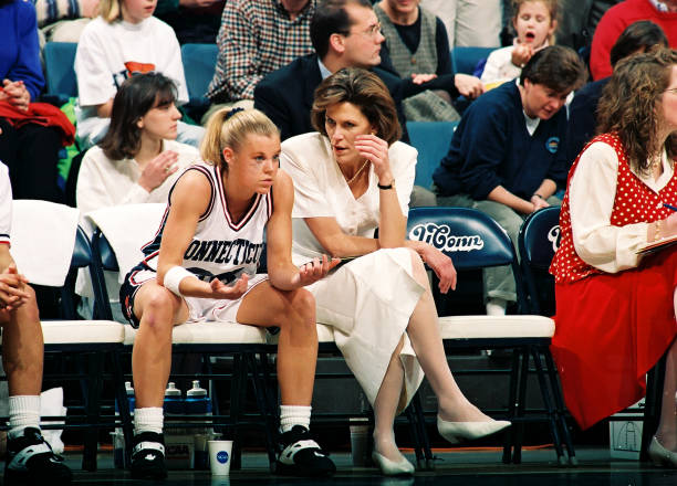 篮球与篮球:技术、战术与比赛风格的差异