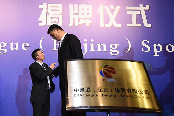 篮球场上走路姿势的背后:运动习惯对身体的影响