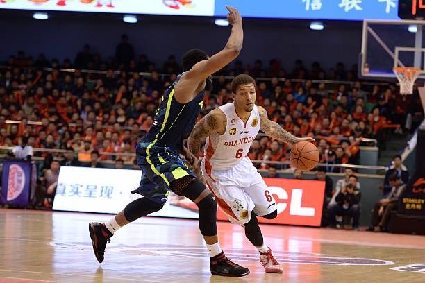 詹姆斯狂砍40分,湖人加时险胜勇士,系列赛大比分2-1领先