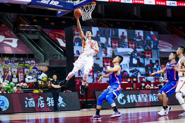 篮球传球时机判断:什么时候该传,什么时候不该传