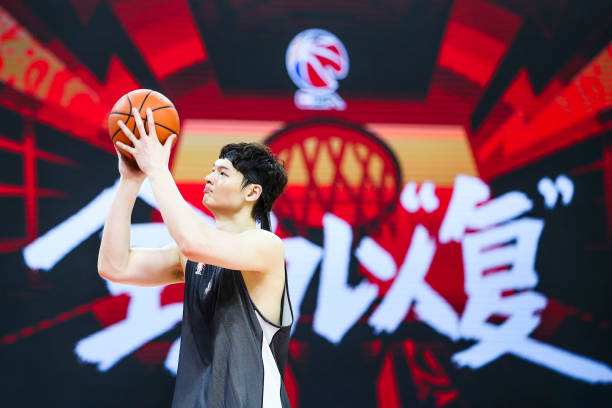 CBA焦点赛事:新疆队与山东队激战今晚,直播全程放送!