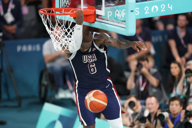 篮球入门必学:三步上篮完整动作示范