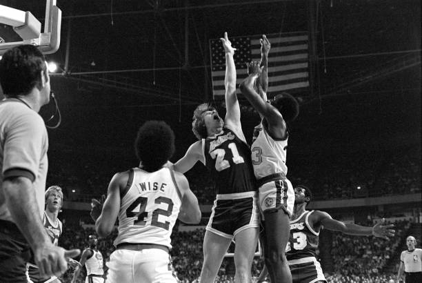 篮球场尺寸对比:成人标准与青少年场地的区别