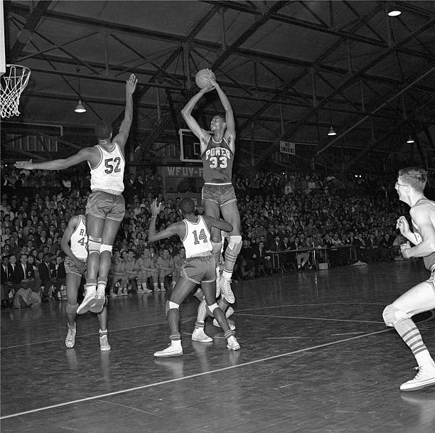 走步与带球撞人:篮球规则中的移动限制