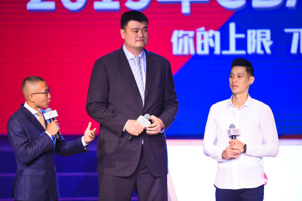 实战中的带球撞人手势:裁判视角下的判罚案例