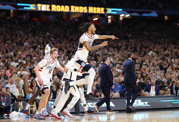 魔术师约翰逊 vs 大鸟伯德:80年代黑白双雄的史诗对决