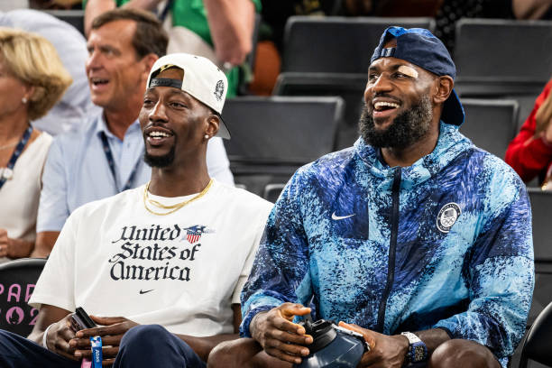 潮流必备:蓝绿色篮球鞋的时尚搭配指南