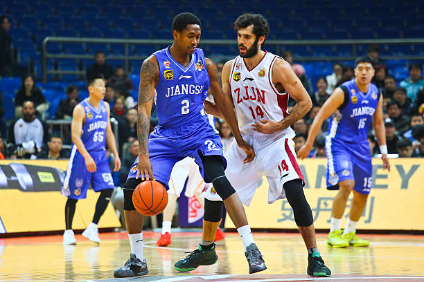 篮球翻腕犯规图解:常见错误与正确示范