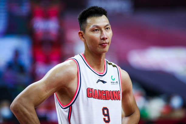 如何正确判断带球撞人?裁判视角详解