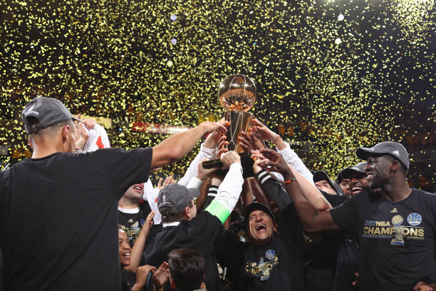 上篮动作进阶技巧:变向、欧洲步与反手上篮