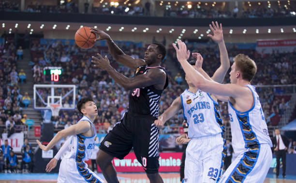 双号码传奇:为何科比成为NBA首位同时退役两个号码的球员