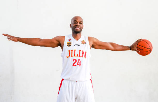 教练视角:从录像回放看CBA战术布置与调整