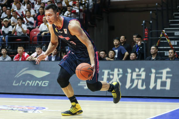 余嘉豪扣碎篮板成焦点,未来或成国家队中坚力量