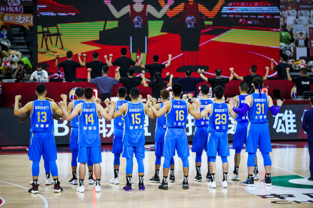 篮球走步犯规的判罚依据及常见争议