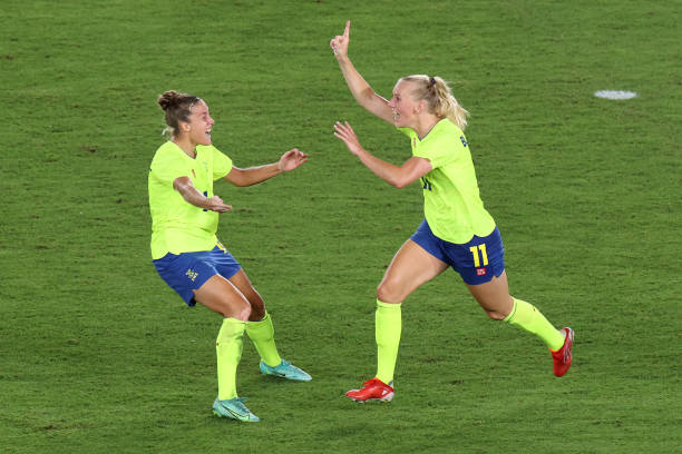 任意球破门秘籍:如何绕过人墙直挂死角?