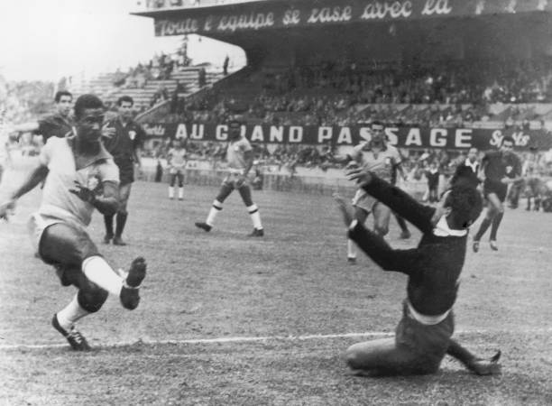 足坛十大中锋排名:谁才是真正的禁区之王?