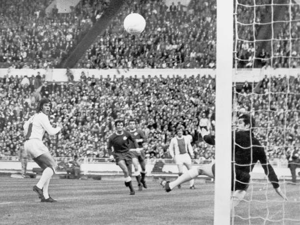 范巴斯滕对现代足球的影响:技术与战术的先驱