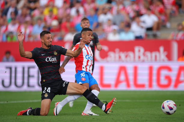 莱万点球心理战:解读他的眼神与身体语言