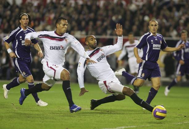 永恒传奇!布冯十大扑救GIF,第一个就让你跪着看完