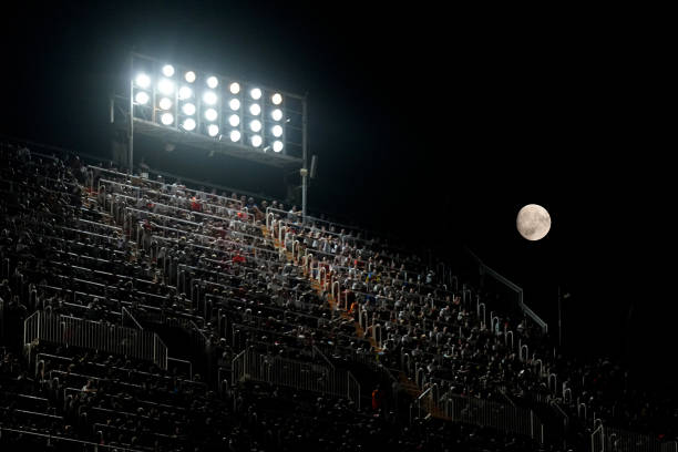 疫情下的空场比赛:2020-2021法甲赛季独特的赛场环境与影响 (聚焦时代背景)