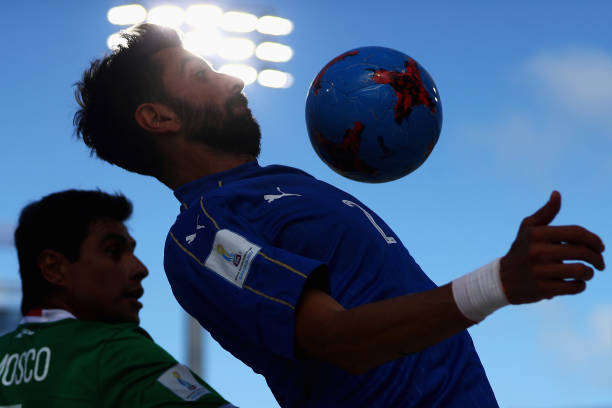 防守的艺术:球队如何有效应对对方的角球和界外球攻势