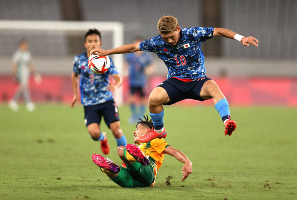 从防守到进攻:八人制足球比赛阵型转换的关键时机与技巧