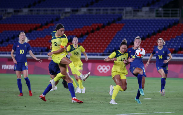 卡塔尔比赛裁判马宁执法集锦:红黄牌频出引争议