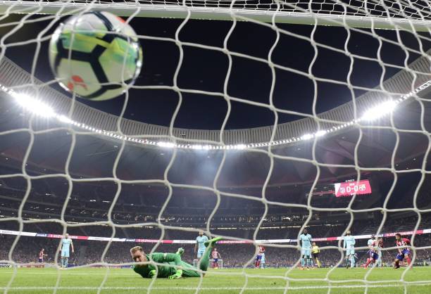 十大任意球破门技巧:从C罗到贝克汉姆的经典动作解析