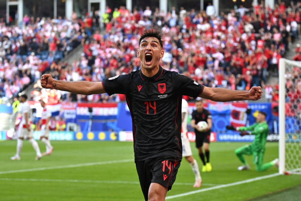 FM2014定位球防守艺术:如何打造一条固若金汤的防线